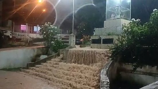 Força da água da chuva registrada em escadaria no bairro de Fernão Velho