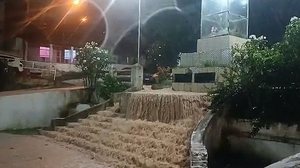 Força da água da chuva registrada em escadaria no bairro de Fernão Velho