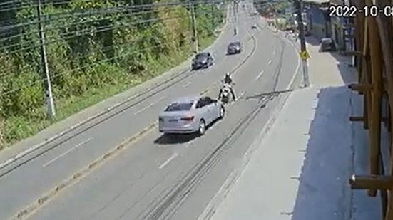 Imagem Imagens fortes: vídeo mostra moto batendo de frente com carro na Leste-Oeste