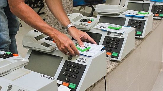 Nesta etapa é feita a inserção em flash cards do nome e da imagem dos candidatos concorrentes | Foto: Cortesia / TRE