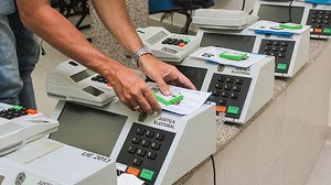 Nesta etapa é feita a inserção em flash cards do nome e da imagem dos candidatos concorrentes | Foto: Cortesia / TRE