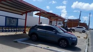 Imagem mostra carros estacionados em ponto de ônibus, em conjunto de Marechal Deodoro | Reprodução / TV Pajuçara