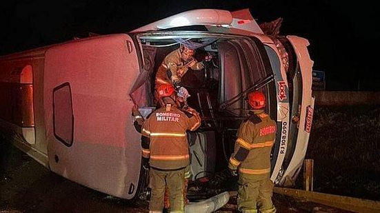 Ônibus com romeiros que voltavam de Aparecida tomba no RJ | Divulgação / PRF