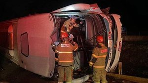 Ônibus com romeiros que voltavam de Aparecida tomba no RJ | Divulgação / PRF