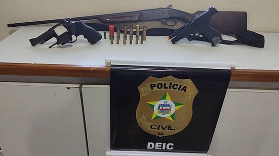 Imagem Polícia Civil deflagra operação em Maribondo, prende duas pessoas e apreende armas