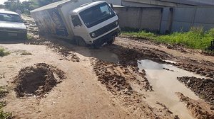 Carro atolou no último sábado e segue preso na rua por conta da lama | Foto: Williamis Taves / TV Pajuçara