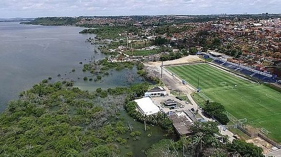 Avanço sobre imóveis do Mutange; no destaque, o campo do CSA | TV Pajuçara / Izaac Pacheco