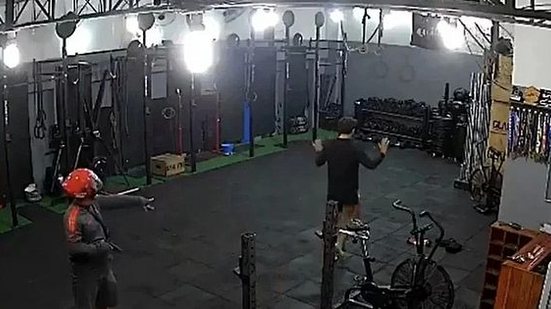 Vídeo flagra aluno sendo assaltado em academia de crossfit | Reprodução