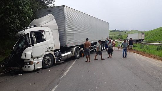 Dois caminhões se chocam em trecho de rodovia de Joaquim Gomes | Foto: Cortesia