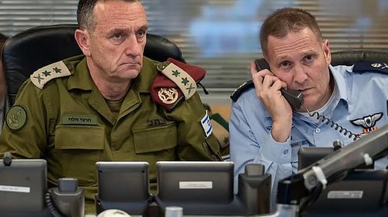 O Chefe do Estado-Maior de Israel, Tenente-Coronel Herzi Halevi, comanda o ataque ao Irã do centro de comando subterrâneo da Força Aérea Israelense no Campo Rabin (Kirya), com o Comandante da Força Aérea Israelense, Maj. Gen. Tomer Bar | Forças de Defesa …