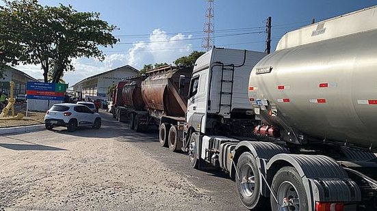 Bloqueio impede entrada e saída de veículos no Porto de Maceió | Foto: Hélio Góes / Rádio Pajuçara FM