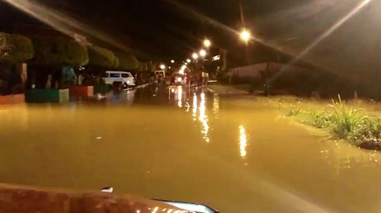 Rio Jacuípe transbordou ontem à noite | Reprodução / Vídeo