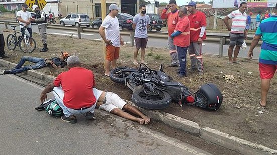 Motociclistas foram arremessados no canteiro central da rodovia AL-220 | Cortesia/BPRv