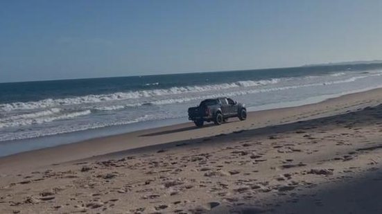 Caminhonete circulando na Praia de Pratagy, em Ipioca | Foto: Reprodução