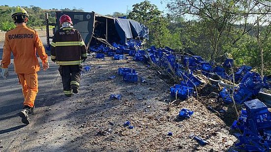 Imagem Carreta tomba e motorista fica ferido na BR-101, em Porto Real do Colégio; carga de cerveja é saqueada