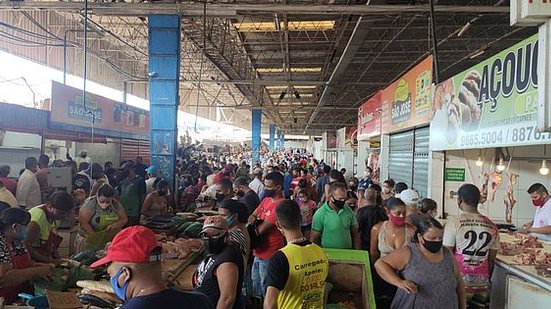 Imagem Após mega aglomeração e sem barreiras sanitárias, Prefeitura fecha Mercado da Produção por 1 hora