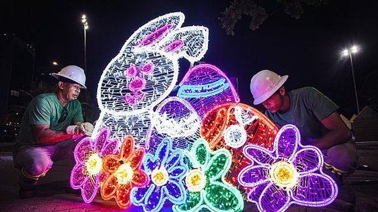 Decoração temática está sendo montada na Praça Multieventos, na Pajuçara. | Foto: Jonathan Lins / Secom Maceió