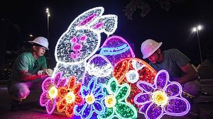 Decoração temática está sendo montada na Praça Multieventos, na Pajuçara. | Foto: Jonathan Lins / Secom Maceió