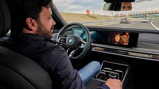 Motorista poderão assistir com nova tecnologia | Divulgação/BMW