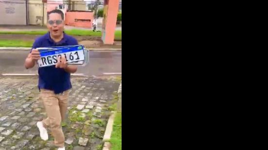 Imagem Comerciante recolhe placas de veículos perdidas durante dia de chuva em Mangabeiras