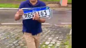 Imagem Comerciante recolhe placas de veículos perdidas durante dia de chuva em Mangabeiras