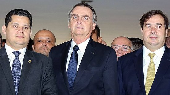 Presidente Jair Bolsonaro (PSL), entre os presidentes do Senado, Davi Alcolumbre (DEM-AP), e Rodrigo Maia (DEM-RJ) | Marcos Correa