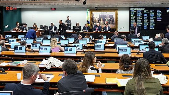 Imagem CCJ aprova proposta de reforma tributária, que agora segue para comissão especial