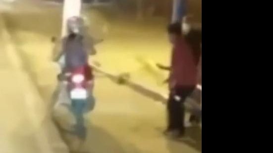 Jovem utilizou moto roubada para assaltar uma mulher e levar o seu celular, em Maceió | Foto: Reprodução