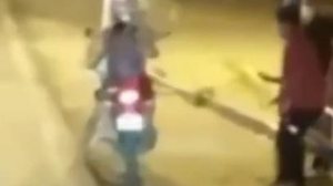 Jovem utilizou moto roubada para assaltar uma mulher e levar o seu celular, em Maceió | Foto: Reprodução