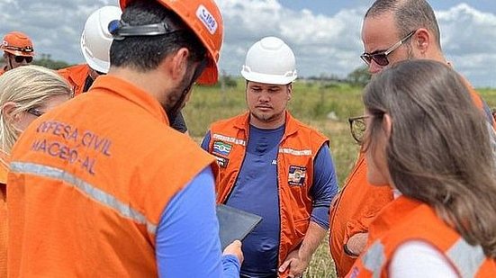 Visita da comissão formada por integrantes das Defesas Civis do Estado, Arapiraca e Maceió ao epicentro dos tremores | Foto: Cortesia/ Defesa Civil