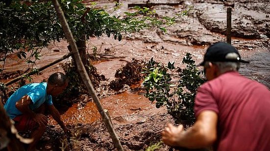 Imagem Bombeiros buscam sobreviventes em quatro áreas de Brumadinho