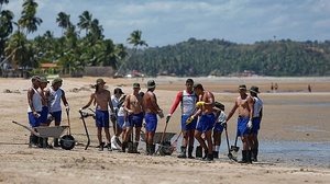 Em Japaratinga e Maragogi, o trabalho de mutirão prossegue com a participação de homens da Marinha, reeducandos, técnicos e voluntários do IMA, além de trabalhadores contratados pela prefeitura e voluntários/moradores da região | Felipe Brasil