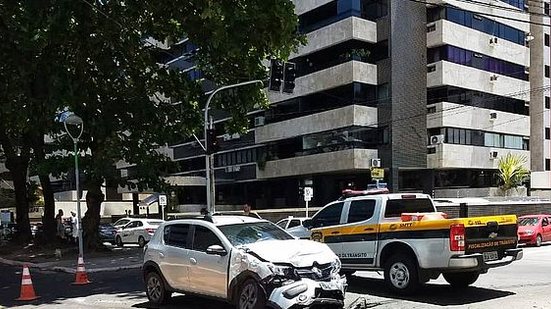 Renaut Sandero ficou com a frente destruída | TNH1