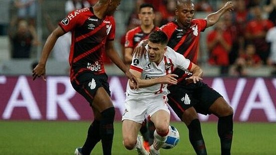 Imagem Athletico pressiona, tem gol anulado e fica no empate com o Estudiantes