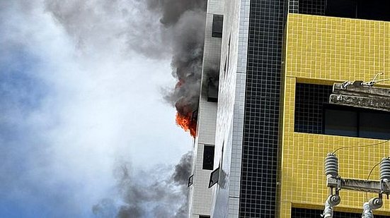 Grande proporção e perda total, diz Corpo de Bombeiros sobre incêndio na Ponta Verde | Reprodução / Redes sociais