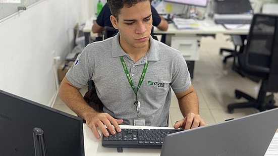 Jovens serão contratados pelo regime CLT, com benefícios previstos no programa, como vale alimentação e transporte | Foto: Divulgação