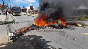 Moradores atearam fogo em entulhos e outros objetos para bloquear a avenida | Williamis Tavares / TV Pajuçara / Cortesia ao TNH1