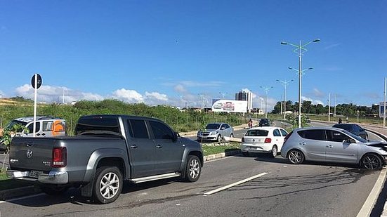 Carro parou próximo à ciclovia, no sentido oposto ao que seguia | TV Pajuçara / Hélio Góes