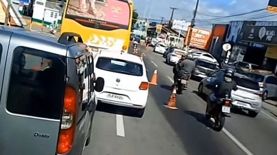 Óleo em pista provoca acidentes e deixa feridos na Avenida Juca Sampaio | Reprodução