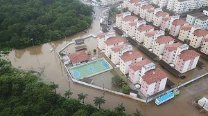 Água invadiu ruas e condomínios residenciais na capital do Estado. | Reprodução Facebook / Aracajú Agora