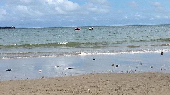 Imagem Vídeo: três pessoas são resgatadas em embarcação à deriva no Pontal da Barra