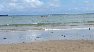 Imagem Vídeo: três pessoas são resgatadas em embarcação à deriva no Pontal da Barra