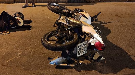 Motociclista colidiu de frente com automóvel e precisou ser socorrido ao HGE | Divulgação BPRv