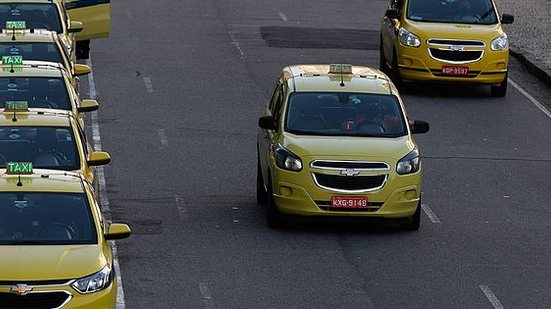 Têm direito ao benefício motoristas de táxi registrados nas prefeituras, titulares de concessões ou alvarás expedidos até 31 de maio | Foto: Fernando Frazão/Agência Brasil