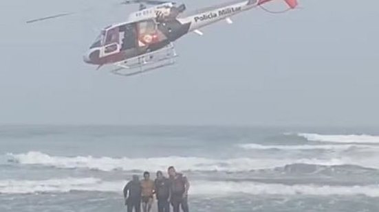 Homem tenta se esconder no mar e é flagrado por helicóptero da PM | Divulgação / PM