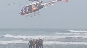 Homem tenta se esconder no mar e é flagrado por helicóptero da PM | Divulgação / PM