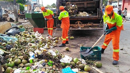 Trabalhadores das novas empresas recolhem sujeira na Feirinha do Tabuleiro | Cortesia ao TNH1