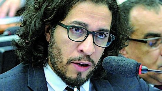 Deputado Jean Wyllys (PSOL-RJ), que disse que vai desistir de assumir o mandato | Gustavo Lima - 18.abr.15/Câmara dos Deputados