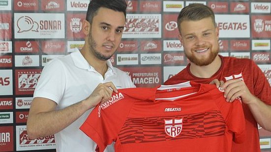 Thiago Paes e Marcos Serrato na apresentação oficial do meio-campista | Gustavo Henrique / CRB