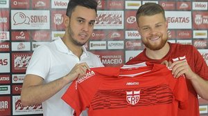 Thiago Paes apresentou o volante Marcos Serrato nesta semana | Gustavo Henrique / CRB